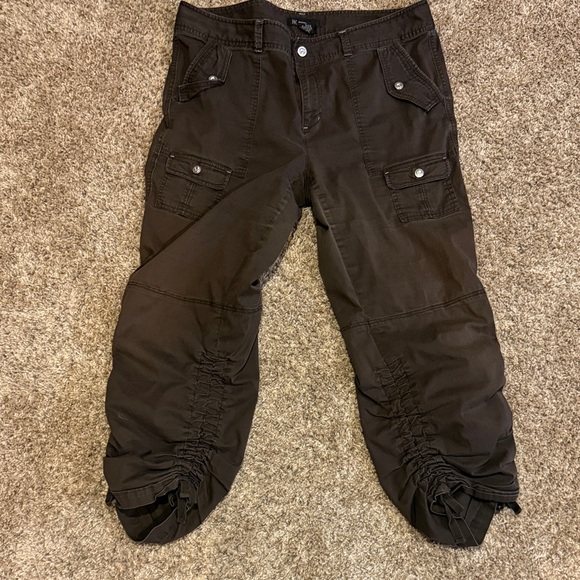 EUC - Women's Black Cargo Capri Pants - Picture 5 of 5